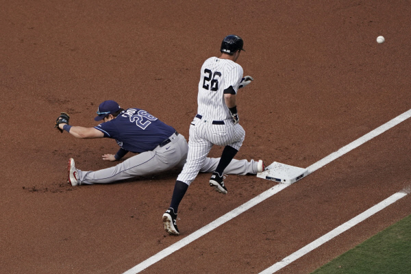 탬파베이 레이스 최지만(왼쪽)이 9일(한국시간) 미국 캘리포니아주 샌디에이고의 펫코파크에서 열린 미국프로야구 메이저리그 아메리칸리그 디비전시리즈 4차전에서 1위 다리를 찢어 공을 받고 있다.  AP뉴시스