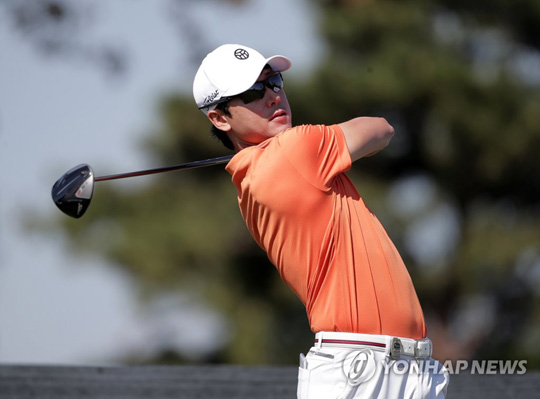 (서울=연합뉴스) 9일 인천 송도에 위치한 잭니클라우스 골프클럽 코리아에서 열린 제네시스 챔피언십 2라운드 2번 홀에서 김태훈이 드라이버 티샷하고 있다. 2020.10.9  [KPGA 제공. 재판매 및 DB 금지]