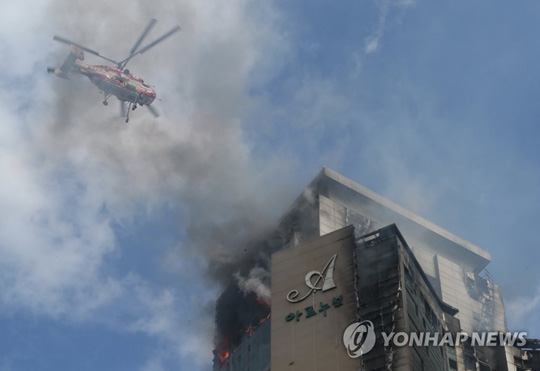 (울산=연합뉴스)  8일 오후 울산시 남구 한 주상복합아파트에서 난 화재가 9일 오전까지 꺼지지 않아 헬기가 동원돼 진화 작업을 하고 있다. 2020.10.9