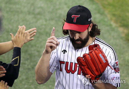 (서울=연합뉴스)  9일 서울 잠실야구장에서 열린 프로야구 NC와 LG의 경기에서 5회초까지 무실점을 기록한 LG선발투수 켈리가 디스코 세리머니를 하며 더그아웃으로 돌아오고 있다. 2020.10.9
