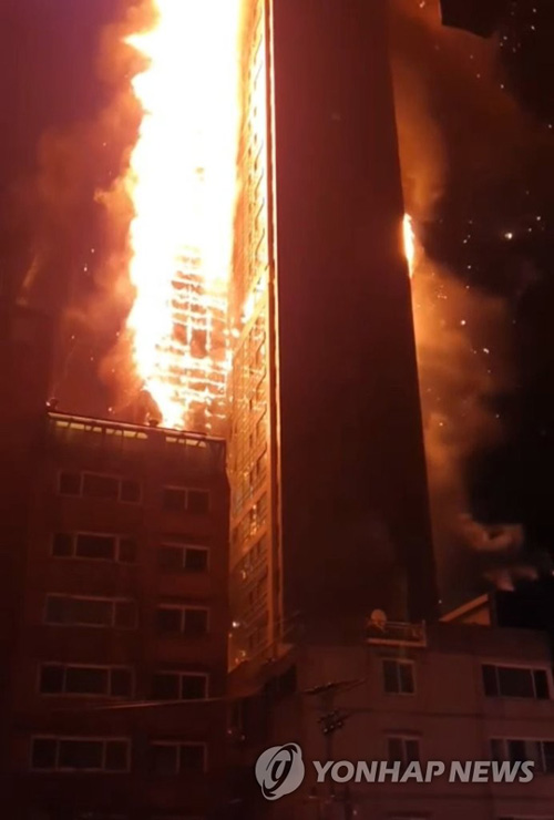 (울산=연합뉴스) 8일 오후 울산 남구 주상복합건물 삼환아르누보에서 화재가 발생해 불길이 번지고 있다. 2020.10.9 [독자제공. 재판매 및 DB 금지]
