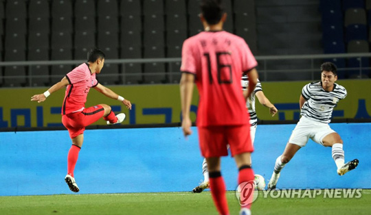 (고양=연합뉴스) 9일 오후 경기 고양종합운동장에서 열린 축구 국가대표팀과 올림픽대표팀의 친선경기 1차전. 국가대표 이주용이 팀 첫번째 골을 넣고 있다. 2020.10.9