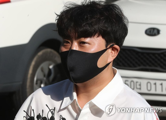 사회복무요원 첫 출근, 인사하는 김호중 [연합뉴스=자료사진]