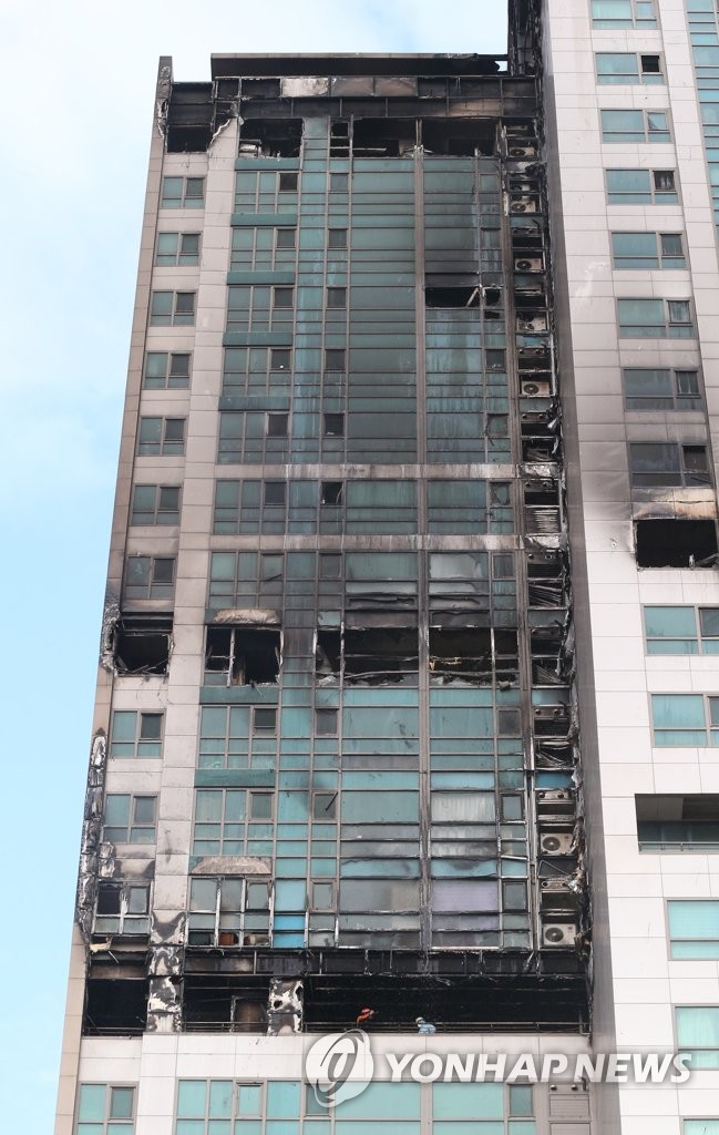 (울산=연합뉴스)  9일 오후 울산시 남구 주상복합아파트 화재 현장에서 국립과학수사연구원, 경찰, 소방 등이 1차 합동 감식을 벌이고 있다. 2020.10.9