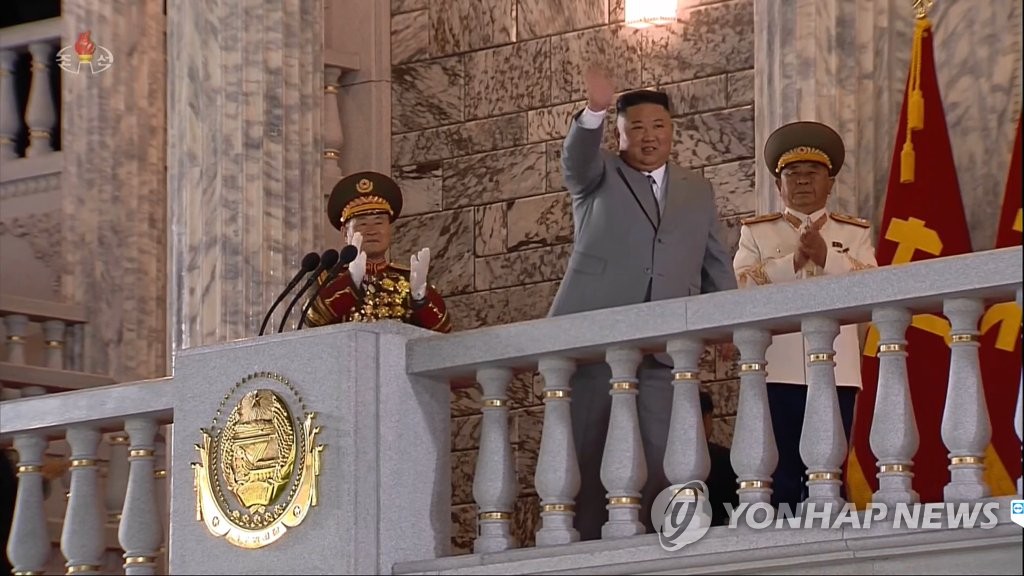 (서울=연합뉴스) 북한이 10일 노동당 창건 75주년을 맞아 열병식을 열었다고 조선중앙TV가 보도했다. 김정은 국무위원장이 연설에 앞서 광장에 모든 시민들에게 손을 들어 인사하고 있다. [조선중앙TV 화면] 2020.10.10