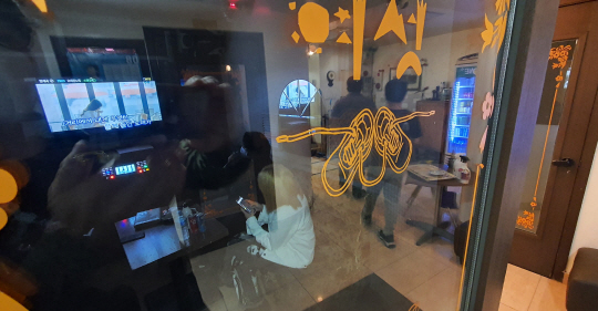 12일부터 새벽 영업을 시작한 서울의 한 노래연습장에서 손님들이 노래를 부르고 있다. 정부는 이날부터 사회적 거리두기를 1단계로 하향 조정하면서 수도권의 경우 노래연습장을 비롯해 유흥주점 등 10종의 고위험시설에 대한 집합금지 조처가 해제됐다.  연합뉴스