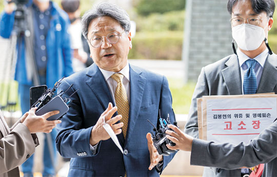 강기정 전 청와대 정무수석이 12일 오전 라임자산운용 사태의 주범으로 꼽히는 김봉현 전 스타모빌리티 회장을 위증과 명예훼손으로 고소하기 위해 양천구 서울남부지검에 도착해 취재진의 질문에 답하고 있다. 연합뉴스