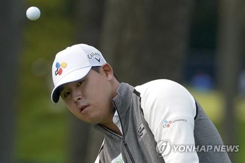 공의 궤적을 쫓는 김시우의 시선. [AP=연합뉴스]