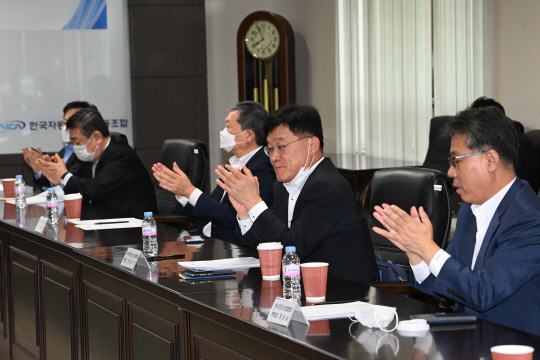 13일 오전 서울 서초구 한국자동차공업협동조합에서 열린 ‘한국산업연합포럼’ 출범식에서 초대 회장을 맡은 정만기(오른쪽 두 번째) 한국자동차산업협회 회장 등 참석자들이 박수를 치고 있다.  김호웅 기자