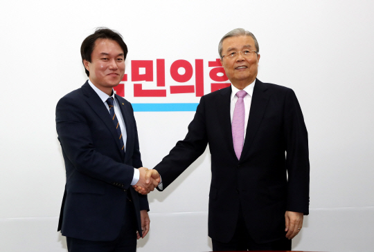 김종인(오른쪽) 국민의힘 비대위원장이 13일 오전 국회 당 대표실에서 신임 대표 인사를 하기 위해 예방한 김종철 정의당 대표를 접견하며 악수하고 있다. 김선규 기자