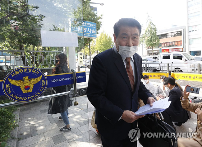 (서울=연합뉴스) 이지은 기자 = 최인식 8·15 비상대책위원회 사무총장이 13일 오후 서울 종로경찰서 민원실에 집회 신고서를 제출하러 들어가고 있다. 이날 8·15 비대위는 18일과 25일 1000명이 참가하는 도심집회를 신고했다.