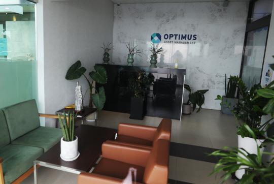 정·관계 로비 의혹으로 번지고 있는 ‘옵티머스 사태’의 파문이 확산되고 있는 가운데 13일 서울 강남구 옵티머스자산운용의 사무실이 텅 비어 있다. 연합뉴스