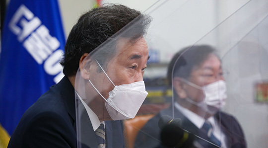 이낙연(왼쪽) 더불어민주당 대표가 14일 오전 국회에서 열린 최고위원회의에서 모두 발언을 하고 있다. 오른쪽은 김태년 원내대표.