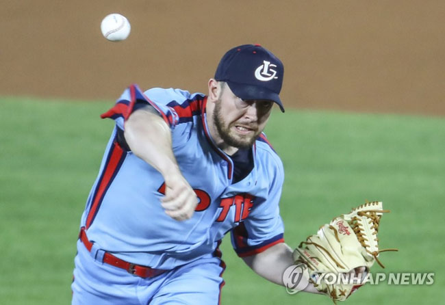 (부산=연합뉴스) 강덕철 기자 = 14일 부산 사직구장에서 열린 프로야구 LG 트윈스 - 롯데 자이언츠 경기. 1회 초 롯데 선발투수 샘슨이 힘차게 공을 던지고 있다. 2020.10.14