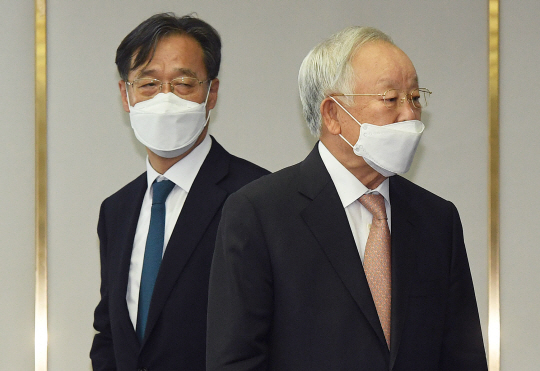 유동수(왼쪽) 더불어민주당 공정경제 태스크포스(TF) 위원장과 손경식 한국경영자총협회 회장이 14일 서울 마포구 경총회관에서 열린 ‘공정경제 3법 정책 간담회’에 참석하기 전 기념사진 촬영을 마친 뒤 자리로 향하고 있다.  연합뉴스