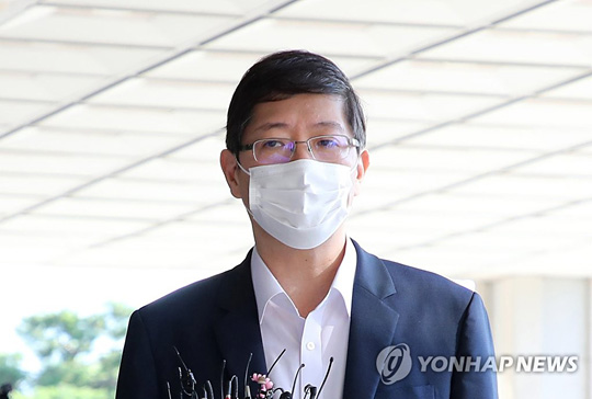 (서울=연합뉴스)  ‘재산 축소신고 의혹’으로 더불어민주당에서 제명된 김홍걸 의원이 10일 오전 서울 서초구 중앙지검에서 조사를 받기 위해 출석해 취재진의 질문에 답하고 있다. 2020.10.10