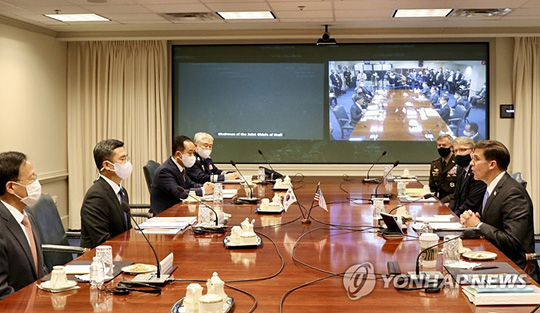 (워싱턴=연합뉴스) 서욱 국방장관과 마크 에스퍼 미 국방장관이 14일(현지시간) 미 워싱턴DC 인근 미 국방부 청사에서 열린 제52차 한미안보협의회의(SCM)를 진행하고 있다. 2020.10.14 [워싱턴특파원단]
