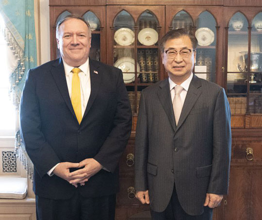 방미 중인 서훈(오른쪽) 청와대 국가안보실장이 15일 워싱턴DC의 국무부 청사에서 마이크 폼페이오 미국 국무장관과 면담한 뒤 기념사진을 찍고 있다. 청와대 제공