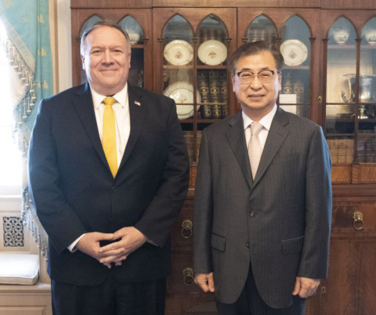 방미 중인 서훈(오른쪽) 청와대 국가안보실장이 15일 워싱턴DC의 국무부 청사에서 마이크 폼페이오 미국 국무장관과 면담한 뒤 기념사진을 찍고 있다. 청와대 제공