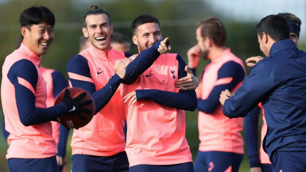 손흥민(왼쪽)과 개러스 베일(왼쪽 두 번째)이 팀훈련에서 농구를 즐기며 환하게 웃고 있다. 토트넘 홋스퍼 홈페이지