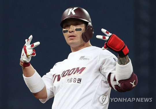 (서울=연합뉴스) 16일 오후 서울 구로구 고척스카이돔에서 열린 2020 KBO리그 두산-키움 경기. 키움 박병호가 7회말 1사 1, 2루에서 5-4 역전을 만드는 2타점 적시 2루타를 쳐낸 뒤 기뻐하고 있다. 2020.10.16