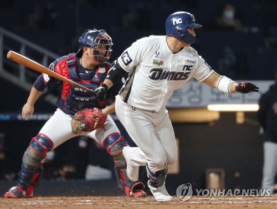 (창원=연합뉴스)  16일 경남 창원NC파크에서 열린 프로야구 롯데 자이언츠-NC 다이노스 경기. 4회말 1사후 1, 3루에서 NC 나성범이 1타점 중전 적시타를 치고 있다. 롯데 포수는 김준태. 2020.10.16