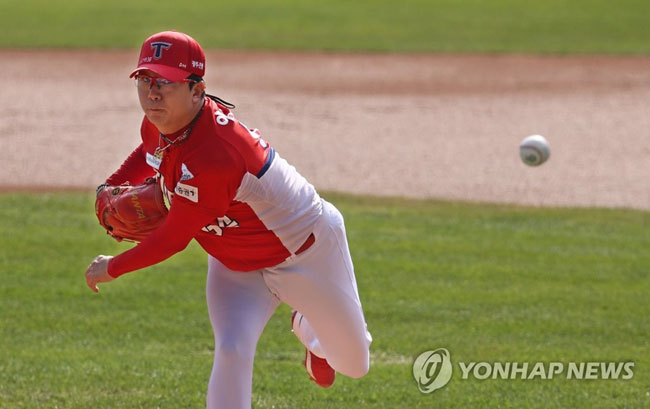 (서울=연합뉴스) 한종찬 기자 = 18일 오후 서울 잠실야구장에서 열린 2020프로야구 LG 트윈스 대 KIA 타이거즈의 경기. KIA 선발 양현종이 역투하고 있다. 2020.10.18