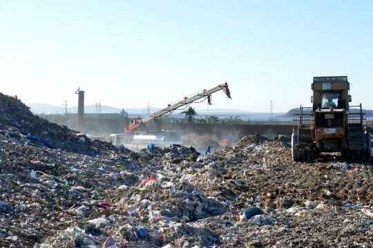 신종 코로나바이러스 감염증(코로나19)으로 언택트 소비가 일상화되면서 쓰레기가 포화 상태에 다다르고 있는 가운데, 수도권매립지(김포매립지)가 쓰레기로 가득 차 있다. 현재 수도권매립지는 서울시·인천시·경기도가 1992년부터 공동으로 사용하고 있으며 2025년이면 사용이 종료될 예정이어서 새 대체지를 구해야 하는 상황이다.  자료사진