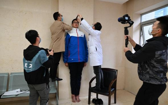 중국 14살짜리 중학생 키가 무려 ‘2ｍ21㎝’ [펑파이 캡처.재판매 및 DB 금지]