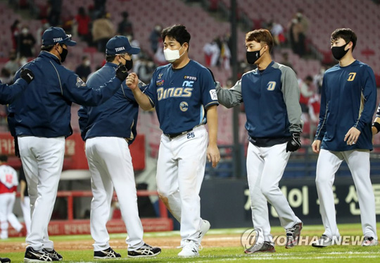 (광주=연합뉴스)  20일 광주-기아챔피언스필드에서 열린 2020 KBO리그 NC 다이노스와 KIA 타이거즈의 경기에서 홈런 포함 2안타 4타점으로 13-3의 대승을 이끈 NC 양의지가 이동욱 감독 등 코치진과 승리를 자축하고 있다. 2020.10.20
