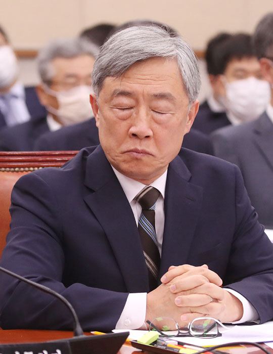 최재형 감사원장이 지난 7월 29일 국회에서 열린 법제사법위원회 전체회의에 참석해 눈을 감은 채 의원들의 질의를 듣고 있다.  뉴시스