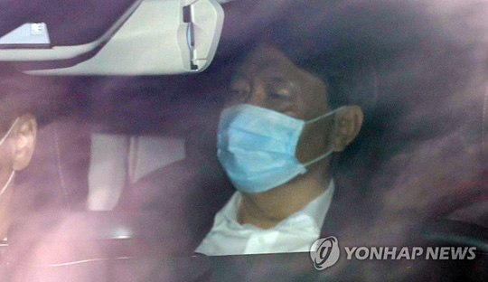 (서울=연합뉴스) 윤석열 검찰총장이 21일 오전 서울 서초구 대검찰청으로 출근하고 있다. 2020.10.21