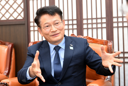 송영길 국회 외교통일위원장이 22일 김해 신공항은 ‘V’자 활주로로 건설돼 활용에 큰 제약이 있다며 가덕도 신공항 건설 필요성을 설명하고 있다. 김선규 기자