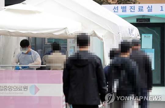 코로나19 검사 받는 시민들 [연합뉴스 자료사진]