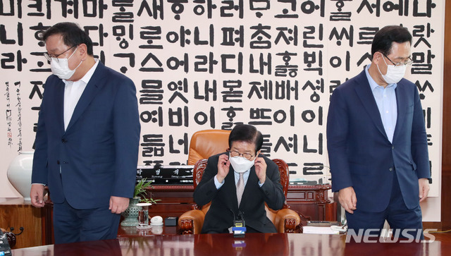 [서울=뉴시스] 박병석 국회의장과 여야 원내지도부가 20일 오전 서울 여의도 국회에서 열린 국회의장-여·야 원내대표 회동에서 기념촬영 후 자리에 착석하고 있다. 왼쪽부터 김태년 더불어민주당 원내대표, 박병석 국회의장, 주호영 미래통합당 원내대표. 2020.08.20.