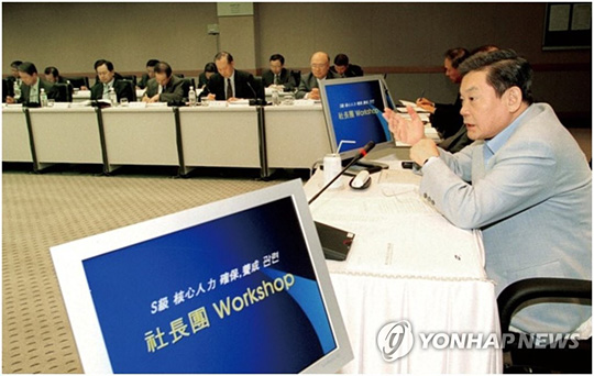 (서울=연합뉴스) 한국 재계를 대표하는 이건희 삼성그룹 회장이 25일 서울 강남구 일원동 삼성서울병원에서 별세했다. 향년 78세. 2014년 5월 급성 심근경색증으로 서울 용산구 이태원동 자택에서 쓰러진 뒤 6년 만이다. 사진은 2002년 삼성 사장단 워크숍을 주재하는 이건희 회장. 2020.10.25 [삼성 제공. 재판매 및 DB 금지]