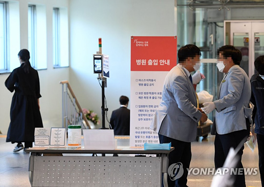 (서울=연합뉴스) 이건희 삼성그룹 회장이 별세한 25일 오전 서울 강남구 삼성서울병원 장례식장 입구가 분주한 모습을 보이고 있다. 2020.10.25