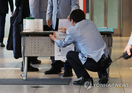 (서울=연합뉴스) 이건희 삼성그룹 회장이 별세한 25일 오전 서울 강남구 삼성서울병원 장례식장에서 병원 관계자들이 출입제한 안내문을 붙이고 있다. 2020.10.25