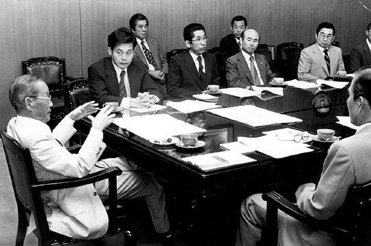 이건희(왼쪽 두 번째) 삼성전자 회장이 지난 1978년 8월 25일 열린 해외사업추진위원회에 참석한 모습. 회의는 선대회장인 이병철(왼쪽 첫 번째) 회장이 주재했다. 삼성 제공