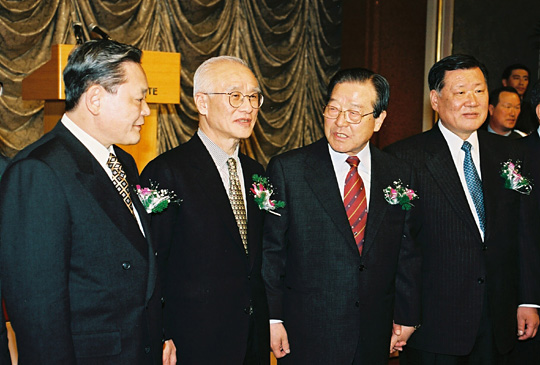 지난 1993년 3월 11일 열린 전국경제인연합회 신임 회장단 취임인사회에서 이건희 삼성전자 회장이 이야기를 나누고 있다. 왼쪽부터 이 회장, 김우중 당시 대우 회장, 김종필 국무총리, 정몽구 현대차 회장. 연합뉴스