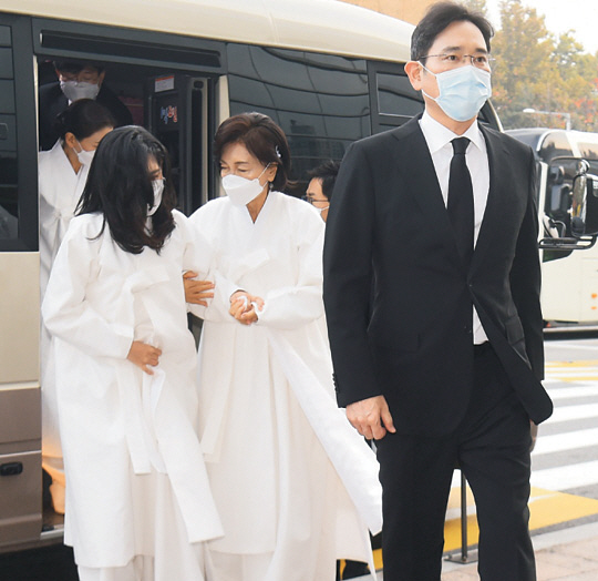 28일 오전 이건희 삼성전자 회장의 영결식이 열린 가운데, 부인인 홍라희(가운데) 전 리움미술관장과 아들 이재용(오른쪽) 삼성전자 부회장, 큰딸인 이부진(왼쪽) 호텔신라 사장 등 유족들이 영결식장으로 들어가고 있다. 김호웅 기자