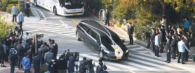 이건희 삼성전자 회장 발인식이 28일 오전 서울 강남구 삼성서울병원 장례식장에서 열린 가운데 운구차가 장례식장을 빠져나오고 있다. 김호웅 기자
