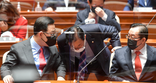 주호영(왼쪽) 국민의힘 원내대표가 28일 국회에서 열린 의원총회에서 이채익 의원과 이야기를 나누고 있다. 국회사진기자단