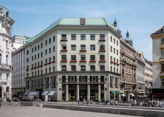 미하엘 광장의 로스하우스. 건축가 아돌프 로스는 1911년 이곳에서 열린 강연회에서 “이 건물은 무슨 양식인가? 1910년의 빈 양식이다”라고 말했다.  ⓒWikimedia Commons