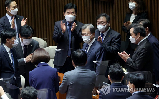 (서울=연합뉴스) 문재인 대통령이 28일 오전 2021년도 예산안 시정연설을 하기 위해 국회 본회의장으로 들어서며 여당 의원들의 박수를 받고 있다. 2020.10.28