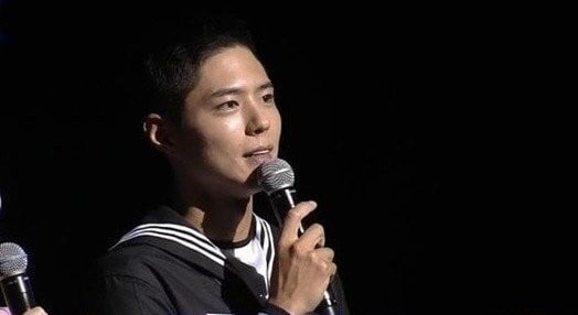 해군 군복 차림으로 27일 ‘해군 호국음악회’ MC로 나선 박보검(오른쪽) 이병. 해군 유튜브 캡처