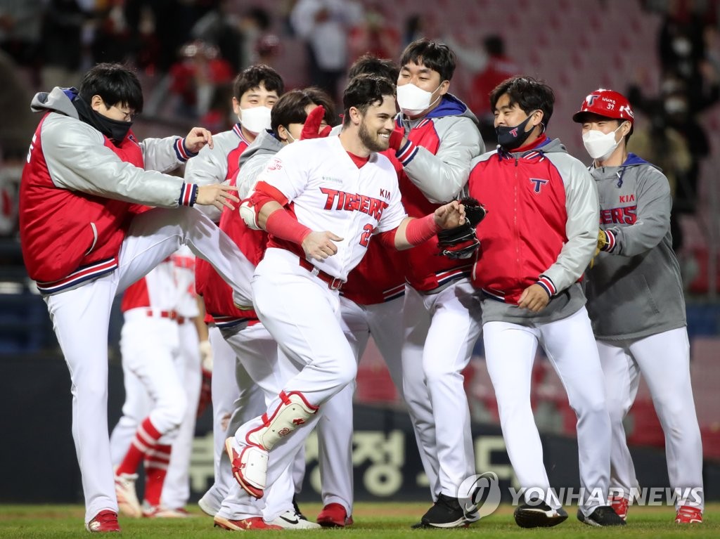 (광주=연합뉴스) 28일 광주-기아챔피언스필드에서 열린 2020 KBO리그 kt wiz와 KIA 타이거즈의 경기에서 KIA 3번 타자 터커(가운데)가 연장 10회 말 1사 만루 때 끝내기 안타를 치며 4-3 승리를 이끌고 동료들과 기쁨을 나누고 있다. 2020.10.28