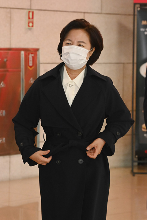 추미애 법무부 장관이 29일 오전 윤석열 검찰총장과의 대립 상황에서 범죄피해자 통합지원기관인 제주 스마일센터 개소식에 참석하기 위해 김포공항에 도착해 항공기 탑승 절차를 밟고 있다.