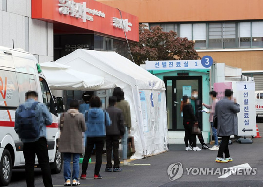 선별진료소 검사 기다리는 시민들 [연합뉴스 자료 사진]