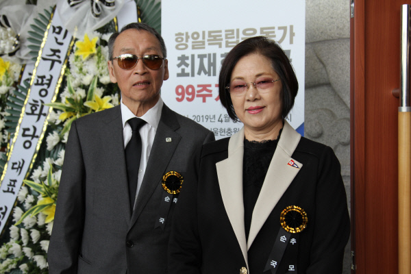 문영숙(오른쪽) 최재형기념사업회 이사장이 최재형 선생 손자 최발렌틴(왼쪽)이 작고하기 전인 지난해 4월 최재형선생 추모식 때 함께 한 사진.